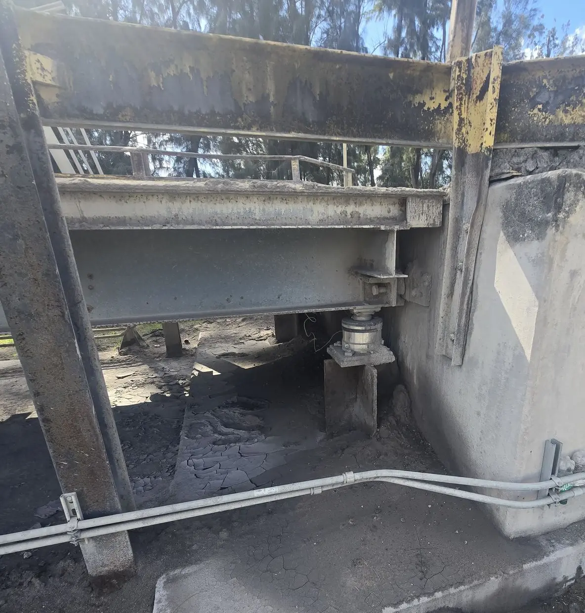 truck scale with large space under deck for cleaning of material