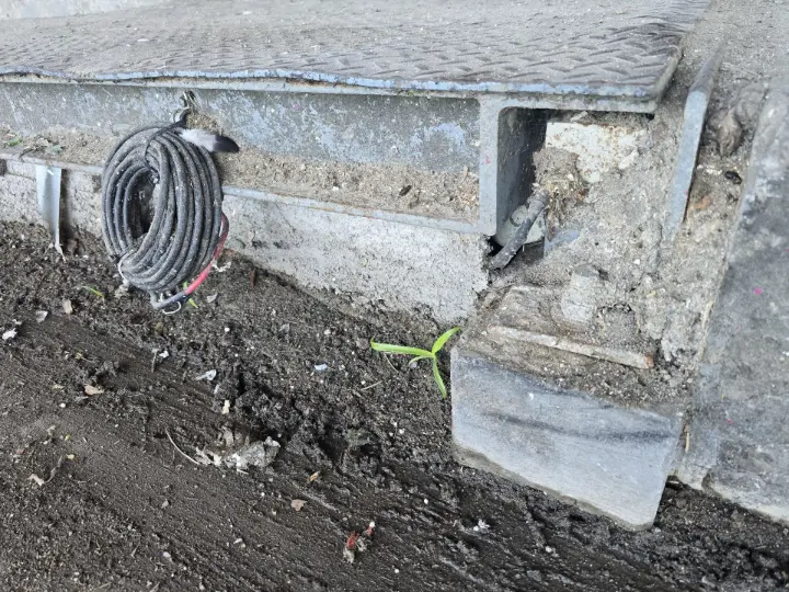 axle scale with loadcell exposed to dirt and packed with debris impossible to keep clean